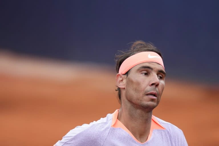 Rafa Nadal gesticula en el partido del torneo de Barcelona que perdió contra Alex de Miñaur el 17 de abril de 2024 en Barcelona. (Pau BARRENA)