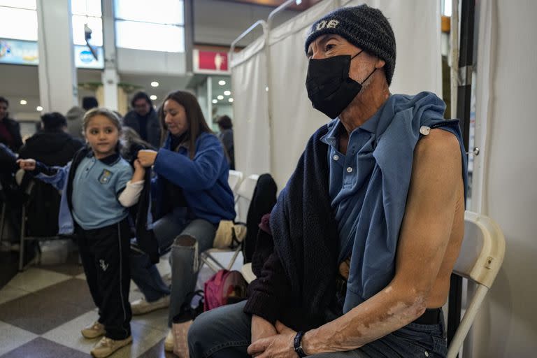 Esperas en un centro de vacunación contra la gripe en un shopping de Santiago de Chile. (AP Photo/Esteban Felix)