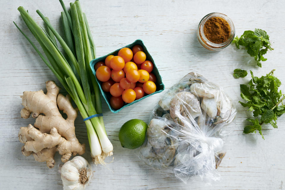 Ingredientes para los camarones al jengibre con tomates reventados, 2 de septiembre de 2020. (David Malosh/The New York Times)