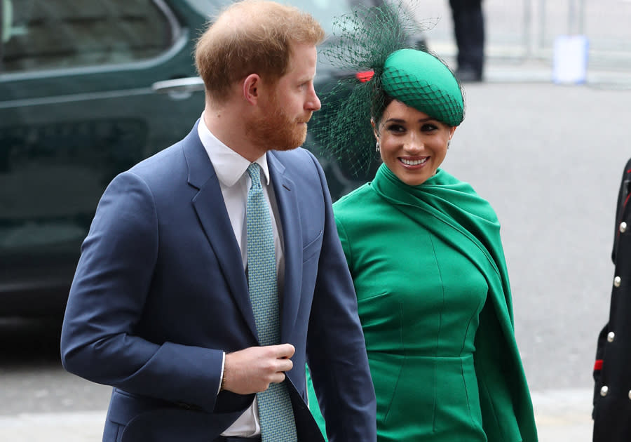 C’était un moment très attendu par le public britannique. Les retrouvailles du prince Harry et son épouse Meghan Markle avec le reste de la famille royale. Ce lundi, les Windsor étaient au complet à l’abbaye de Westminster pour célébrer la traditionnelle messe du Commonwealth Day. Le prince Charles, Meghan, Harry, Kate, William, la reine, Camilla… Un événement très attendu puisqu’il marque le dernier engagement royal du prince Harry et Meghan Markle avant le Megxit, le retrait de la vie royale de premier plan. Une nouvelle qui avait publié une onde de choc auprès des Britanniques, déçus de les voir quitter ce rôle privilégié.Evidemment, le public réuni et les photographes n’avaient d’yeux que pour ce grand rassemblement royal, alors qu’on dit les deux couples princiers – Meghan Markle et le prince Harry et le prince William et Kate Middleton – en froid depuis le Megxit. Mais fidèles à leur rôle, les quatre se sont affichés avec un grand sourire, sauvant les apparences, montrant un front uni coûte que coûte. Après cet engagement, Meghan et Harry retourneront en Amérique du Nord où ils vivront une partie de l’année. Ils pourraient s’installer à Malibu, non loin d’Hollywood. Ils font donc aujourd’hui leurs adieux au public, même si l’on peut s’attendre à les revoir pour les grandes occasions.A la messe du Commonwealth, aux côtés des deux couples et de la reine, on a aperçu le premier ministre Boris Johnson mais aussi, contre toute attente, la Spice Girl Geri Halliwell, venue avec sa fille, Bluebell Madonna.