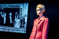 <p>Eine der berühmtesten Fans des Designers war First Lady Jackie Kennedy. Besonders gerne trug sie die bunten Wollmäntel von Givenchy. Zur Beerdigung ihres Mannes John F. Kennedy gab sie bei dem Modeschöpfer ein Kleid in Auftrag. ( Bild: Getty Images) </p>