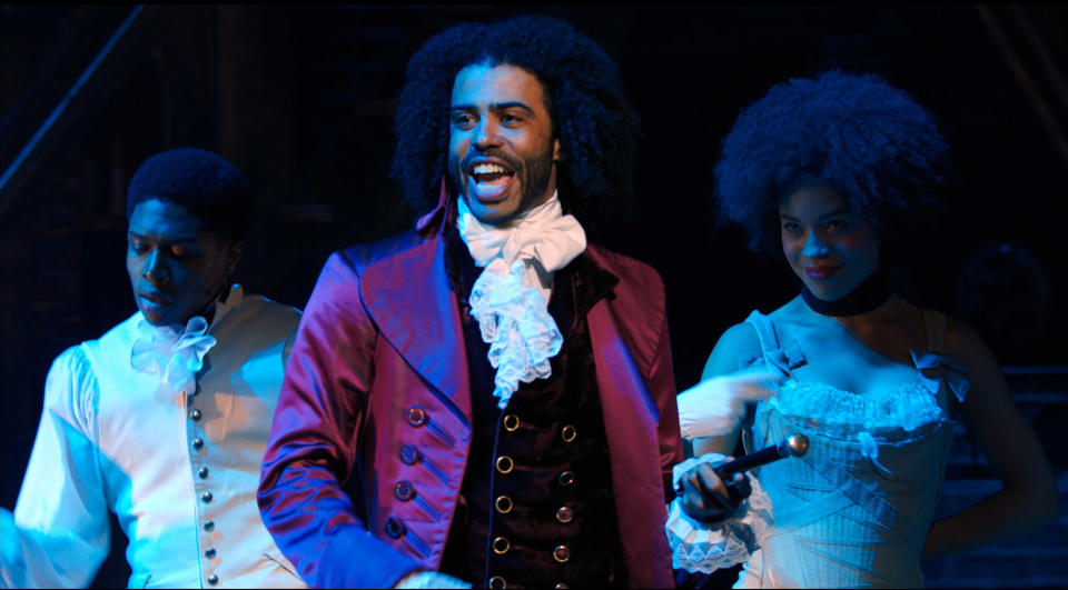 En esta imagen proporcionada por Disney Plus, Daveed Diggs interpreta a Thomas Jefferson en una versión filmada de la producción original de Broadway de "Hamilton". (Disney Plus via AP)