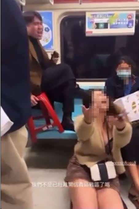 捷運上一群男女不顧他人觀感，恣意嬉鬧。（圖／翻攝自Dcard）