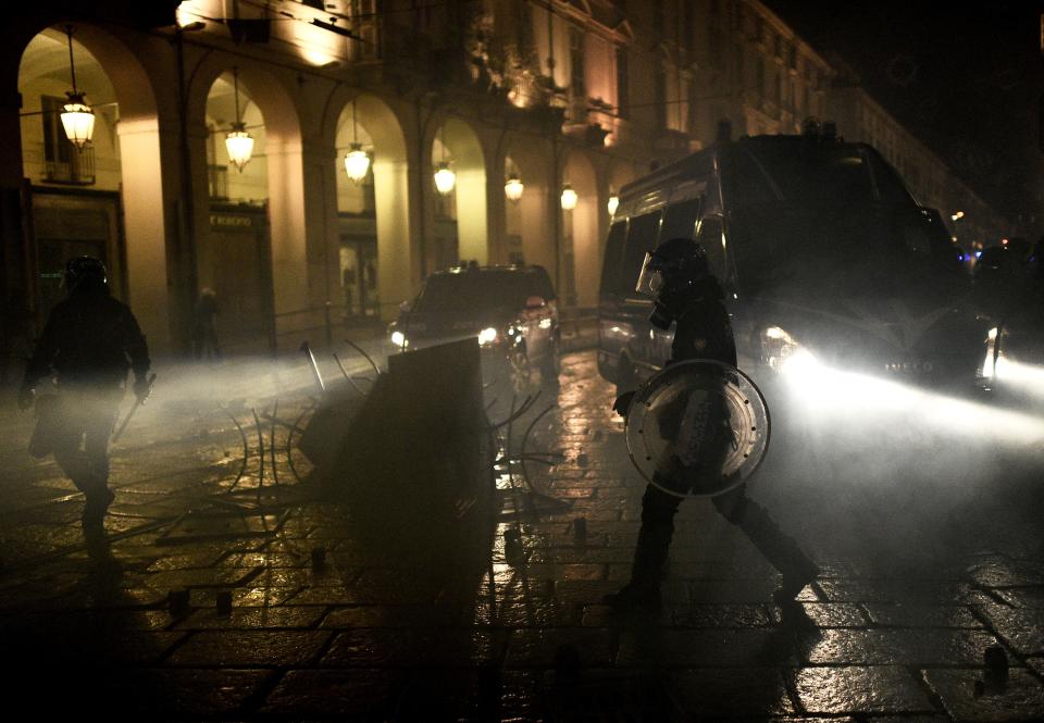 Momenti di tensione in piazza Castello, nel centro di Torino, dove si sono radunati i partecipanti, alcune centinaia, a una delle due manifestazioni convocate nel capoluogo piemontese per protesta contro le norme anti Covid. Un paio di fumogeni sono stati lanciati contro il cordone dei carabinieri schierato davanti al Palazzo della Regione Piemonte. Il gesto era stato preceduto dal breve comizio improvvisato da un partecipante.(Photo by MARCO BERTORELLO/AFP via Getty Images)