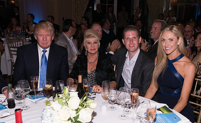 Ivana Trump con su exmarido y sus hijos