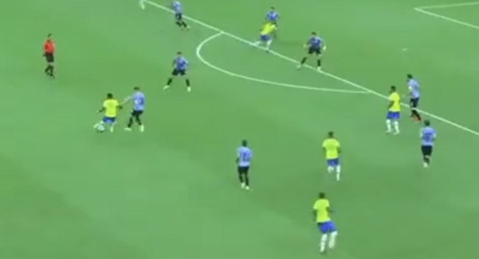 Fred hace un pase a gol a Neymar para la primera anotación del partido que Brasil ganó 4-1 a Uruguay. (Pantallazo tomado de Twitter de la cuenta United Zone @ManUnitedZone_)