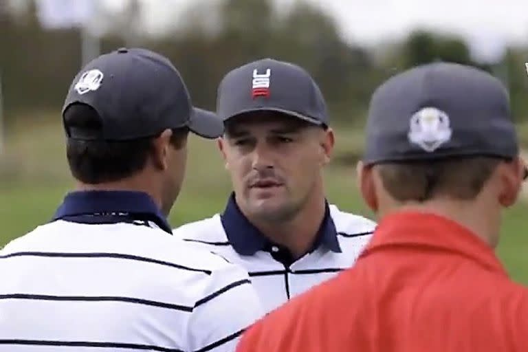 El contacto cara a cara entre Koepka y DeChambeau durante la práctica del martes