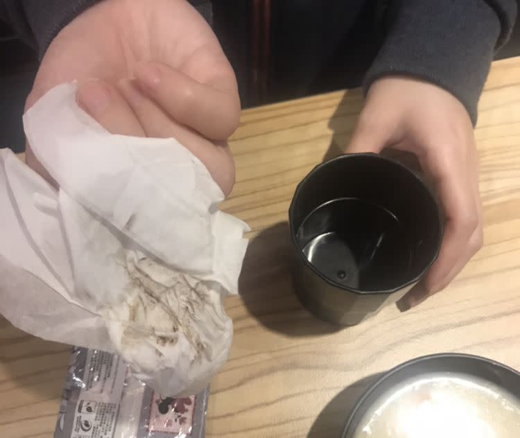 酒店內的杯子有沒有清洗乾淨，旅客不得而知。（示意圖／翻攝自PTT）