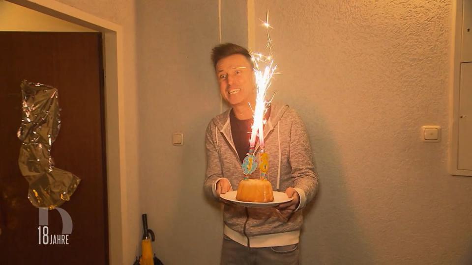 "Fackeln wir direkt die Hütte ab", freut sich Eik über den Geburtstagkuchen zum 18. "Dinner"-Geburtstag.
 (Bild: RTL)