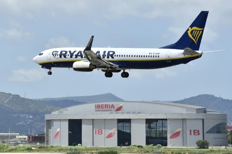 Un avión de la compañía Ryanair se dispone a aterrizar en el aeropuerto de Barcelona-El Prat, el 1 de julio de 2022 en la ciudad española (Pau Barrena)