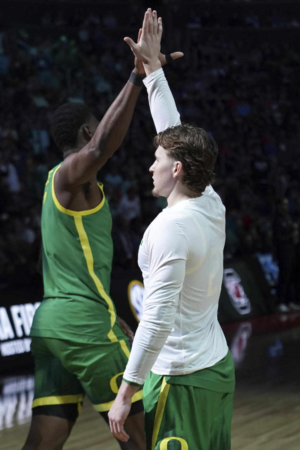 FILE - Oregon's Gabe Reichle, right, orchestrates the pregame handshake with N'Faly Dante before a college basketball game against South Carolina in the first round of the men's NCAA Tournament on March 21, 2024, in Pittsburgh. The pregame handshake has become a staple of college basketball during March Madness. (AP Photo/Matt Freed, File)