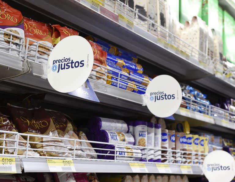 En las góndolas, se observan alimentos que rigen bajo el programa Precios Justos