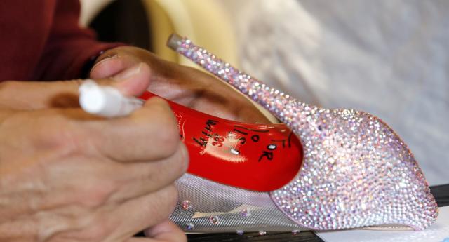 El secreto tras las suelas rojas de los Christian Louboutin - Catawiki