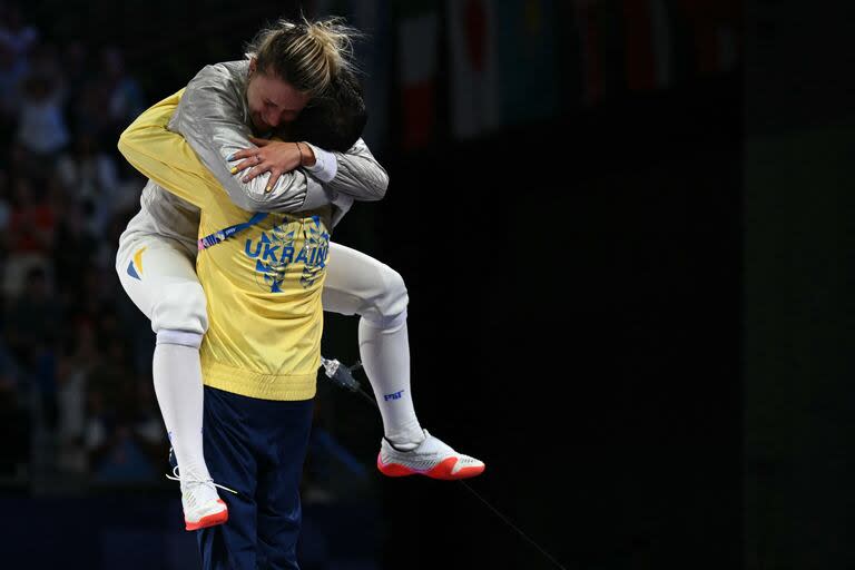 El abrazo de la esgrimista ucraniana Olha Kharlan con su entrenador tras vencer a la surocreana Choi Se-bin en el combate por la medalla de bronce en sable