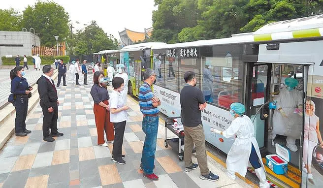 &#x00672c;&#x00571f;&#x0075ab;&#x0060c5;&#x005feb;&#x00901f;&#x005347;&#x006eab;&#x00ff0c;&#x008a31;&#x00591a;&#x006c11;&#x00773e;&#x0064d4;&#x005fc3;&#x0081ea;&#x005df1;&#x0078ba;&#x008a3a;&#x00ff0c;&#x004e00;&#x007aa9;&#x008702;&#x0064e0;&#x005411;&#x006025;&#x008a3a;&#x005ba4;&#x0063a1;&#x006aa2;PCR&#x003002;&#x005716;&#x0070ba;&#x00884c;&#x0052d5;&#x007be9;&#x006aa2;&#x00516c;&#x008eca;&#x00ff0c;28&#x0065e5;&#x00958b;&#x005f80;&#x0053f0;&#x005317;&#x005e02;&#x008b70;&#x006703;&#x0070ba;&#x006240;&#x006709;&#x0054e1;&#x005de5;&#x007be9;&#x006aa2;&#x003002;&#x00ff08;&#x00912d;&#x004efb;&#x005357;&#x00651d;&#x00ff09;