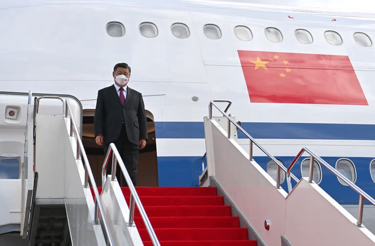 El presidente de China, Xi Jinping, baja de su avión a su llegada al aeropuerto de Nursultán el 14 de septiembre de 2022.