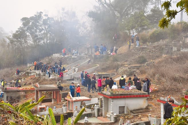 造墓業者行賄公所巡山員，換取違法增建墓地不被查報。圖為日前228連假，各地大小公墓湧現掃墓人潮。（本報資料照片）