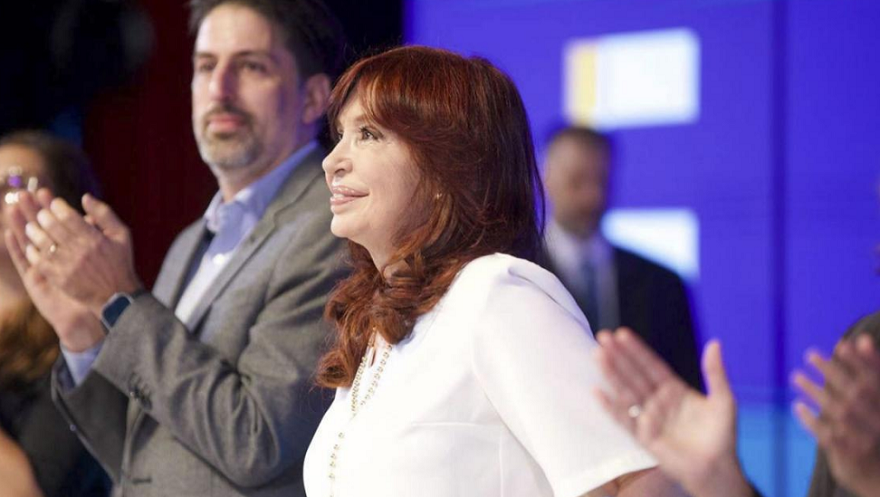 Ante su militancia en La Plata, Cristina eludió las definiciones sobre candidaturas y se centró en la polémica con las propuestas de dolarización