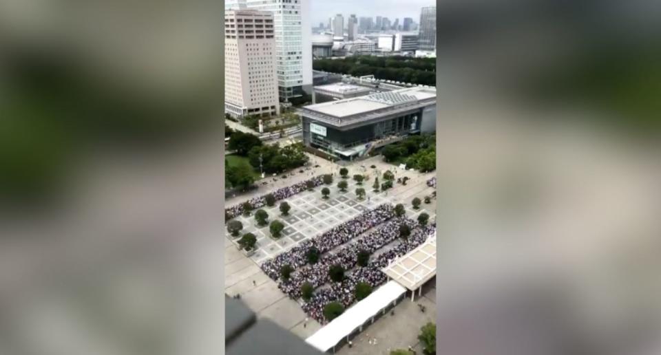 Bajo un sol abrasador, miles de japoneses hicieron cola para entrar a Comiket (Créditos: Twitter)