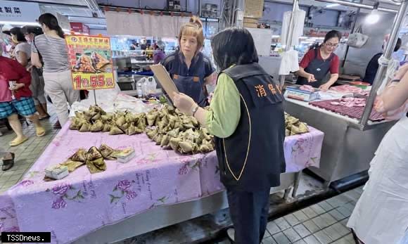 南市法制處消保官會同衛生局、市場處訪查各市場端午節粽子售價及相關原料價格，平穩物價讓民眾安心購。（記者李嘉祥攝）