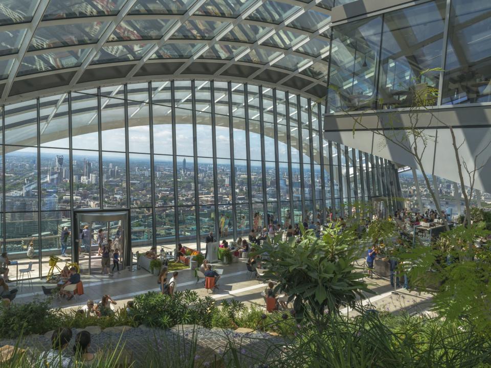 Sky Bar in London, UK Blick auf Fenster und Skyline der Stadt.