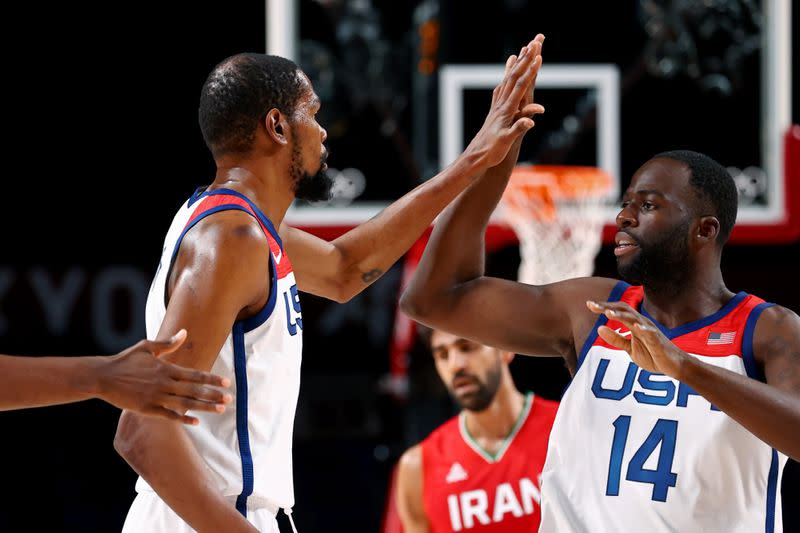 Foto del miércoles de Kevin Durant celebrando con Draymond Green tras marcar un triple ante Irán