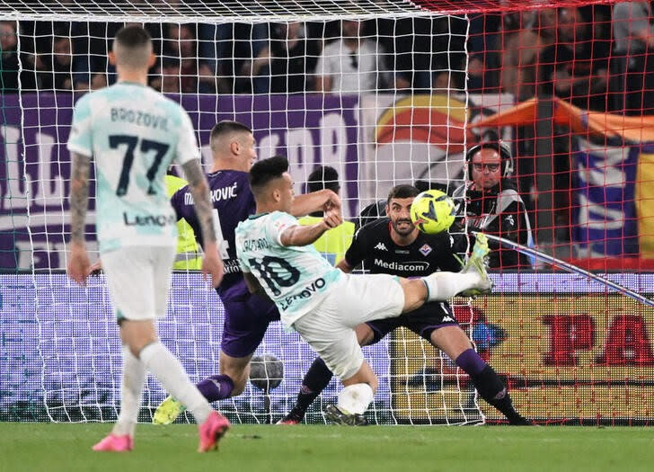 Foto del miércoles del delantero del Inter de Milan Lautaro Martinez marcando el segundo gol ante Fuiorentina en la final de la Copa Italia