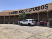 En esta foto del 25 de junio de 2020, el exterior del Camel Rock Studios, un nuevo estudio de cine propiedad del Tesuque Pueblo en Santa Fe, Nuevo México. (AP Foto/ Russell Contreras)