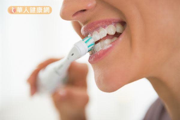 成年人每次吃完東西後，應以貝氏刷牙法清潔牙齒周圍，每次至少刷2至3分鐘以上。