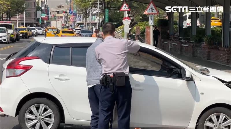 老翁載妻子準備離開醫院，駛出停車場直接暴衝撞破圍牆。（圖／翻攝畫面）