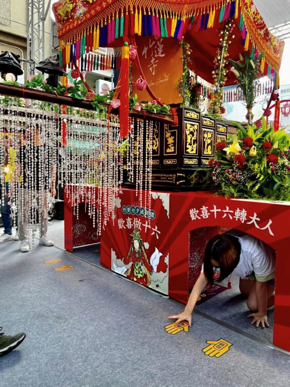 七夕竹蓮寺循古禮讓青少年鑽轎腳，象徵已成年要為自己行為負責。（圖：廟方提供）