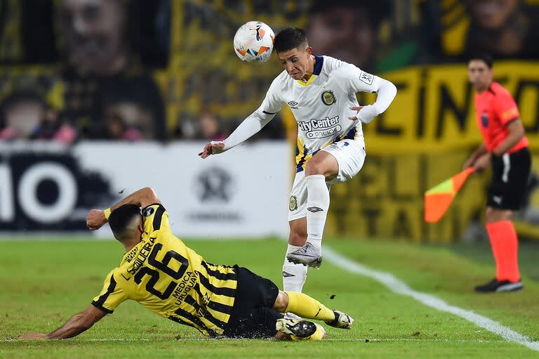 El paraguayo Alan Rodríguez, que reemplazó al lesionado Agustín Sandez en la alineación de Rosario Central, elude a Leonardo Sequeria; Peñarol mostró que su estadio es una fortaleza y pasó a los octavos de final tras 13 años.