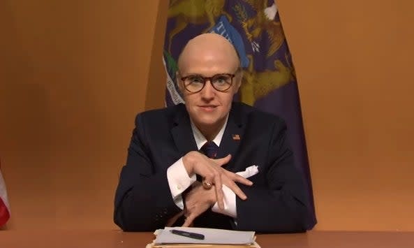 Kate McKinnon as Rudy Giuliani behind a desk in "Saturday Night Live"