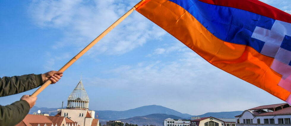 Un drapeau du Haut-Karabakh flotte sur Stepanakert le 25 décembre 2022.  - Credit:DAVIT GHAHRAMANYAN / AFP
