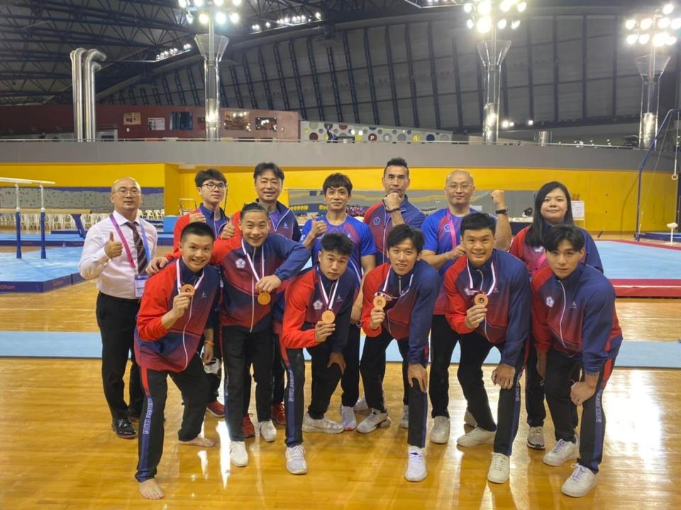 中華體操男團在亞錦賽奪下銅牌。（翻攝自林育信臉書）