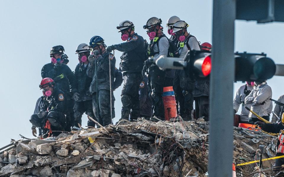 Search and Rescue teams look for possible survivors - Giorgio Viera/AFP