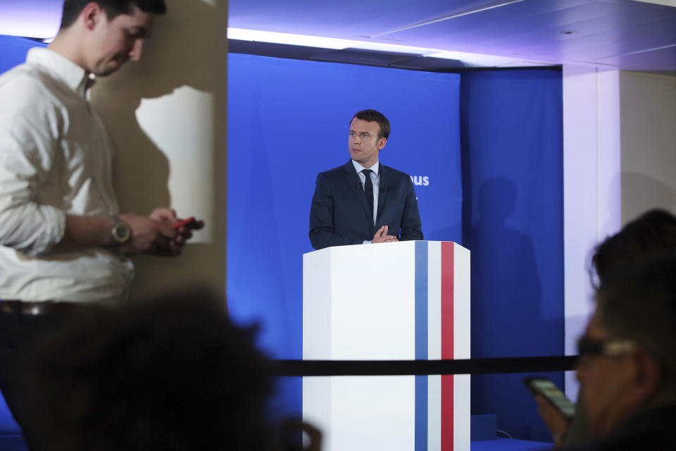 El candidato a las elecciones presidenciales de 2017 Emmanuel Macron, en el centro, ofrece una rueda de prensa en París el martes 28 de marzo de 2017. (AP Foto/Thibault Camus)