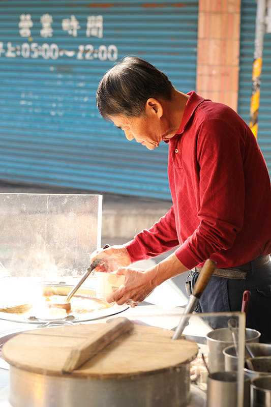 從年輕就熱情投入自製臭豆腐，黃老闆是業界翹楚。（圖／于魯光）