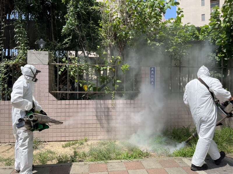 新竹市衛生局環境清消，避免疫情擴散。（圖／新竹市政府提供） 