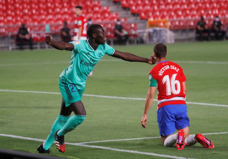 Foto del lunes del jugador del Real Madrid Ferland Mendy celebrando tras marcar el primer gol en el triunfo sobre Granada