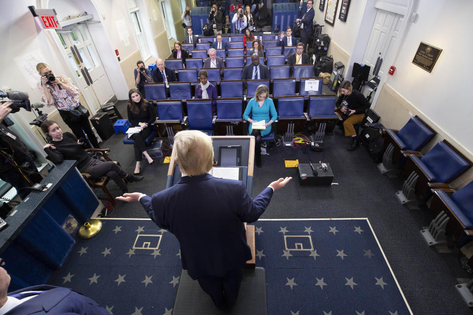 El presidente Donald Trump habla sobre el coronavirus en la sala de prensa James Brady el miércoles 25 de marzo de 2020 en Washington. (AP Foto/Alex Brandon)