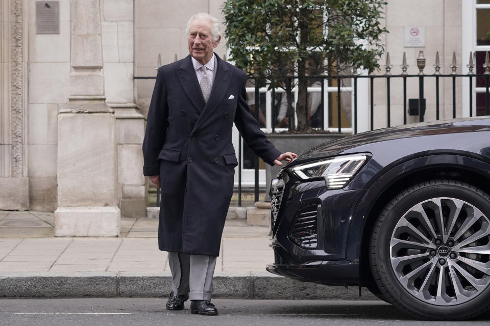 ARCHIVO - El rey Carlos III de Gran Bretaña sale de la Clínica Londres en el centro de Londres, el 29 de enero de 2024. El rey Carlos III estaba en el hospital para recibir tratamiento por agrandamiento de la próstata. La decisión del rey Carlos III de ser franco sobre su diagnóstico de cáncer ha ayudado al nuevo monarca a conectarse con el pueblo de Reino Unido y ha fortalecido la monarquía en el año transcurrido desde su deslumbrante coronación en la Abadía de Westminster. (Foto AP/Alberto Pezzali, archivo)