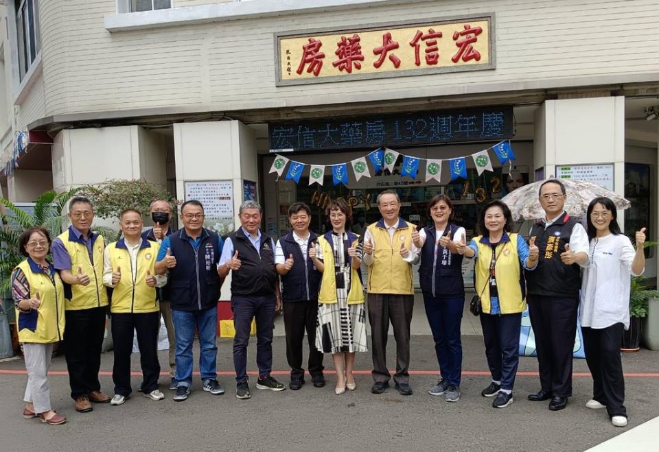 《圖說》自由路商圈宏信大藥房132周年慶。