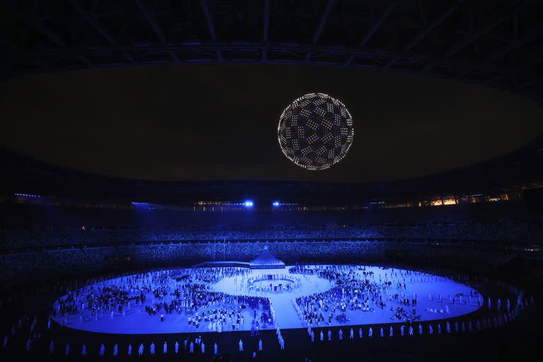 Los drones forman un globo durante la ceremonia de apertura en el Estadio Olímpico de los Juegos Olímpicos.