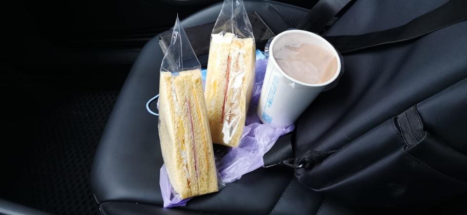 有網友分享兩個三明治以及一杯大溫奶的價格，掀起兩派論戰。（圖片來源：臉書社團 爆廢公社二館）