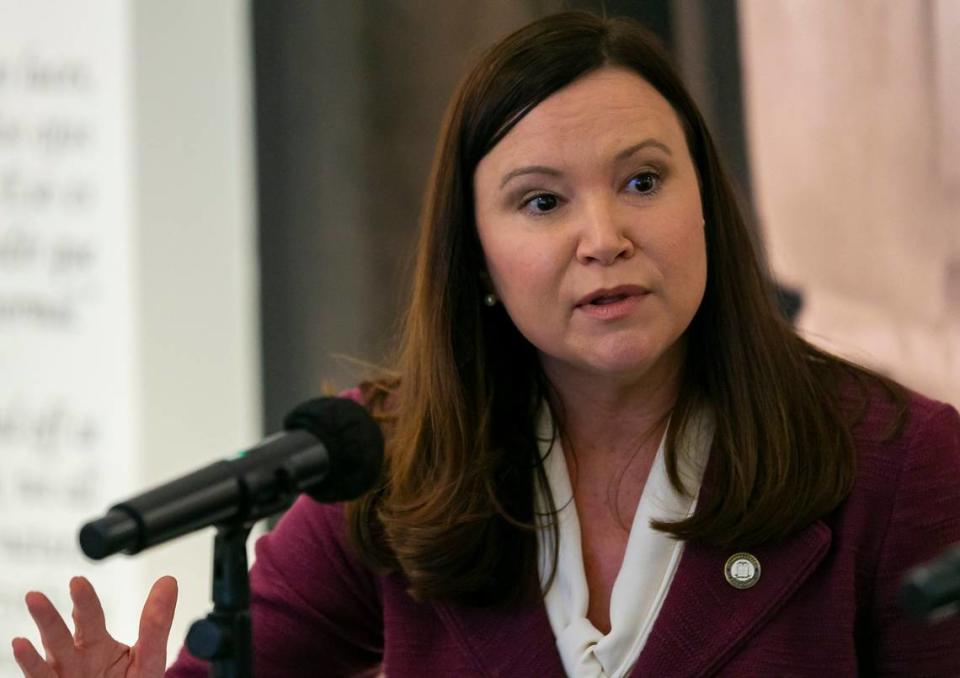 La procuradora general Ashley Moody habla durante una mesa redonda en el Museo Americano de la Diáspora Cubana en el barrio de Coral Way de Miami, el lunes 7 de febrero de 2022.