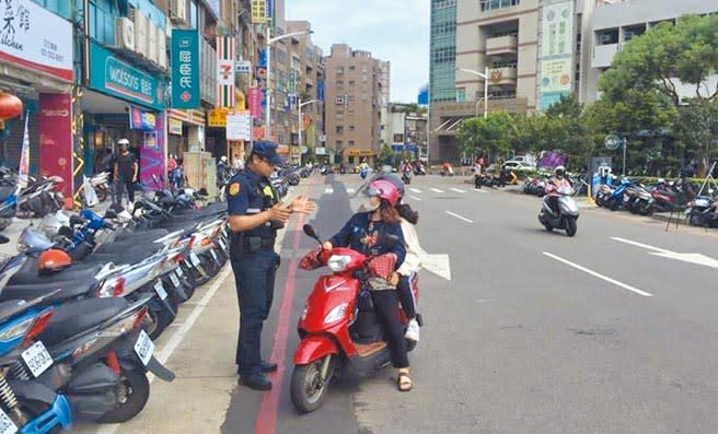 桃園市慢車、行人、道路障礙等交通違規，若被開罰單，10月起將可至超商繳納，方便民眾。（賴佑維攝）