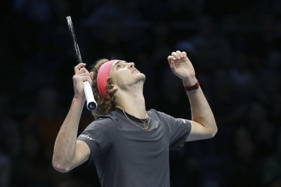El alemán Alexander Zverev celebra tras vencer a Roger Federer en semifinales de la Copa Masters de la ATP en Londres el sábado, 17 de noviembre del 2018. (AP Foto/Tim Ireland)