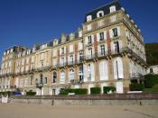 Hier im Luxushotel «Roches Noires» stieg schon Marcel Proust ab - das Haus war ein beliebter Treffpunkt der besseren Pariser Gesellschaft. Foto: Office de Tourisme de Trouville sur Mer