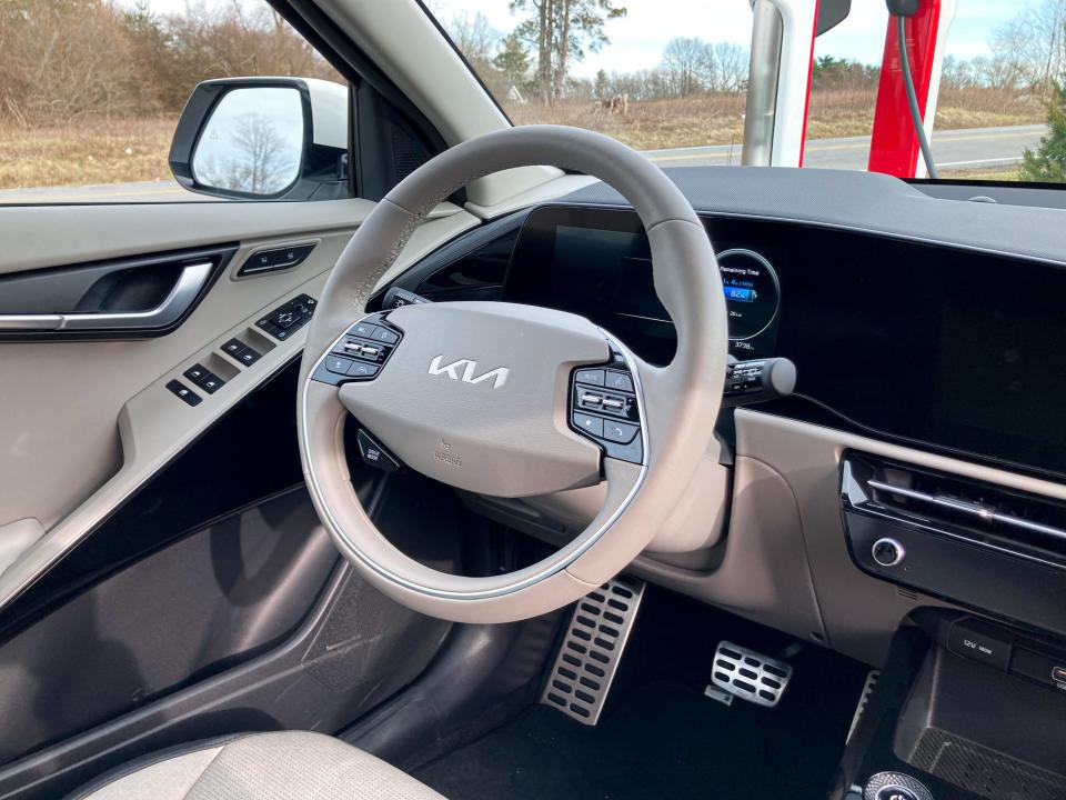 A light-colored steering wheel in the Kia Niro EV electric SUV.